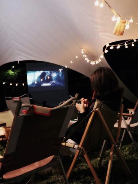 户外看电影需要什么设备_户外投影幕布怎么选