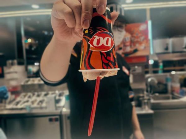 dq冰雪皇后倒杯不洒是真的吗_倒杯不洒原理揭秘