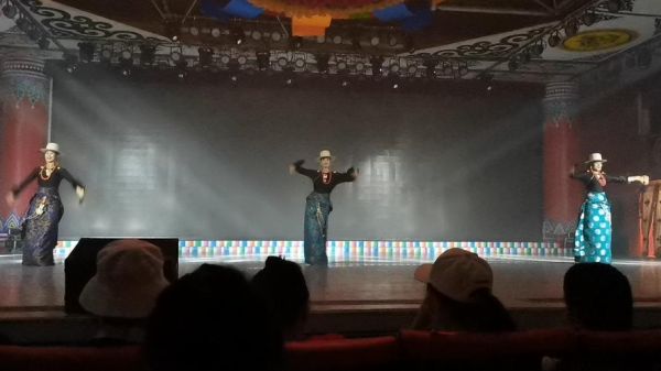 九寨沟高原红演艺中心值得看吗_门票价格多少钱