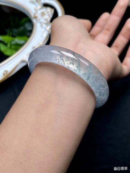 冰雪翡翠怎么鉴别真假_冰雪翡翠价格一般多少钱