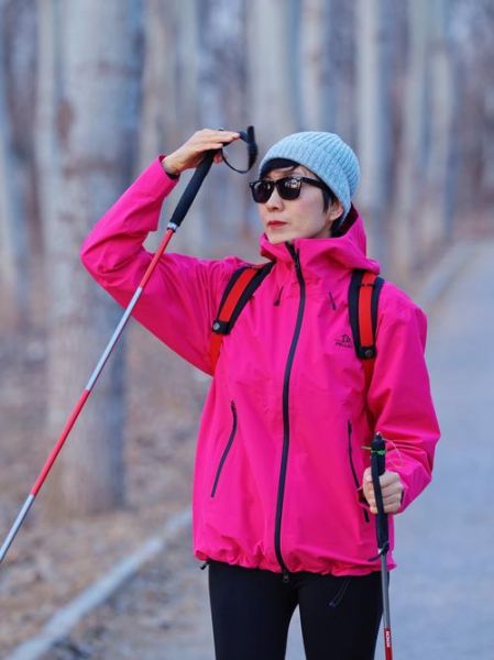 户外徒步服装怎么选_徒步穿什么衣服最舒适