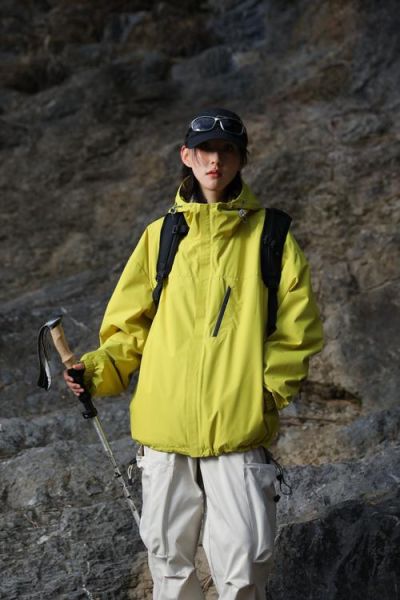 户外活动服饰怎么选_户外冲锋衣和速干裤哪个更重要